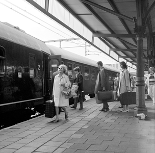 883127 Afbeelding van instappende treinreizigers in de Mediterraneo van Den Haag naar Rimini op het N.S.-station Utrecht C.S.
